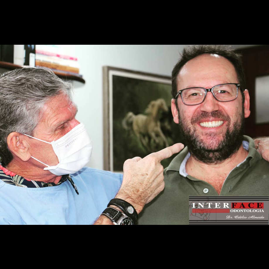 Dr Odélio Almeida mostrando o resultado de procedimento