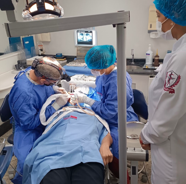 Dr Odélio Almeida realizando procedimento