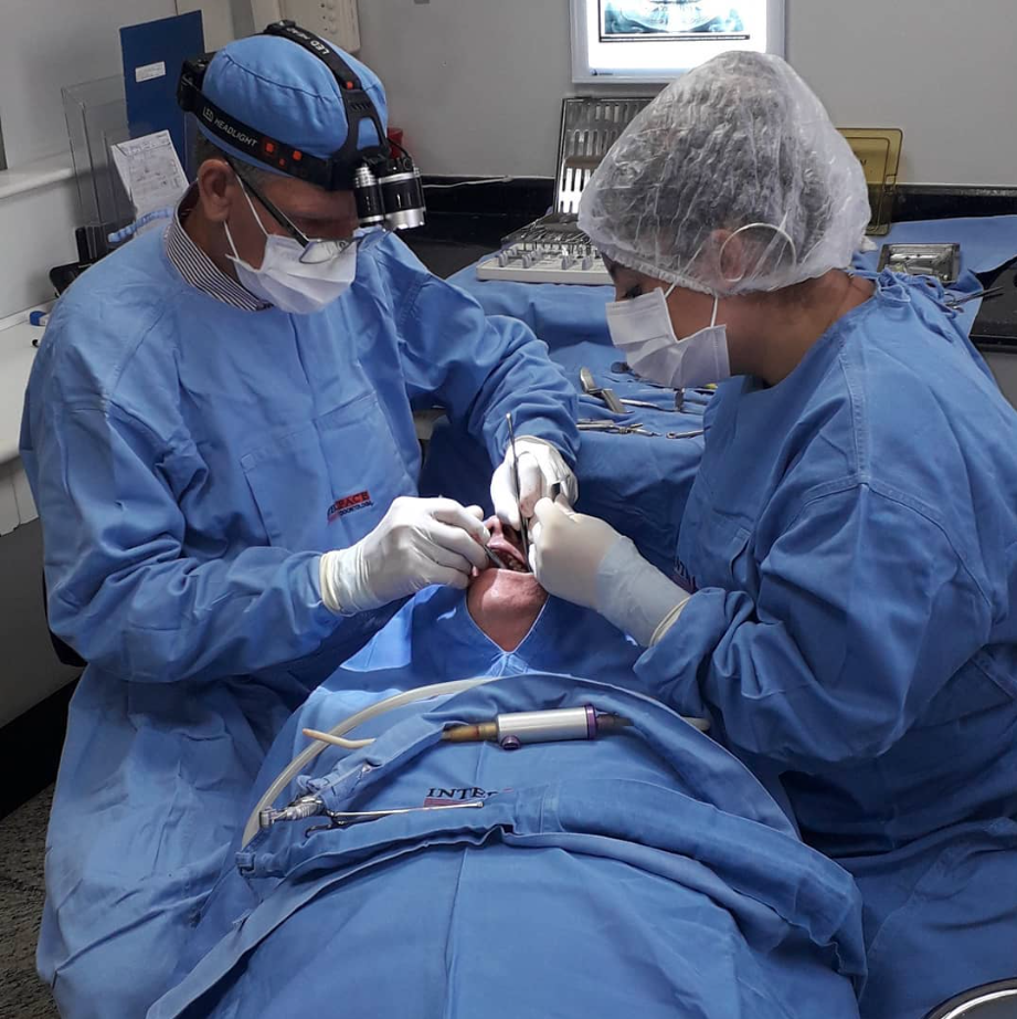 Dr Odélio Almeida realizando procedimento junto a anestesista
